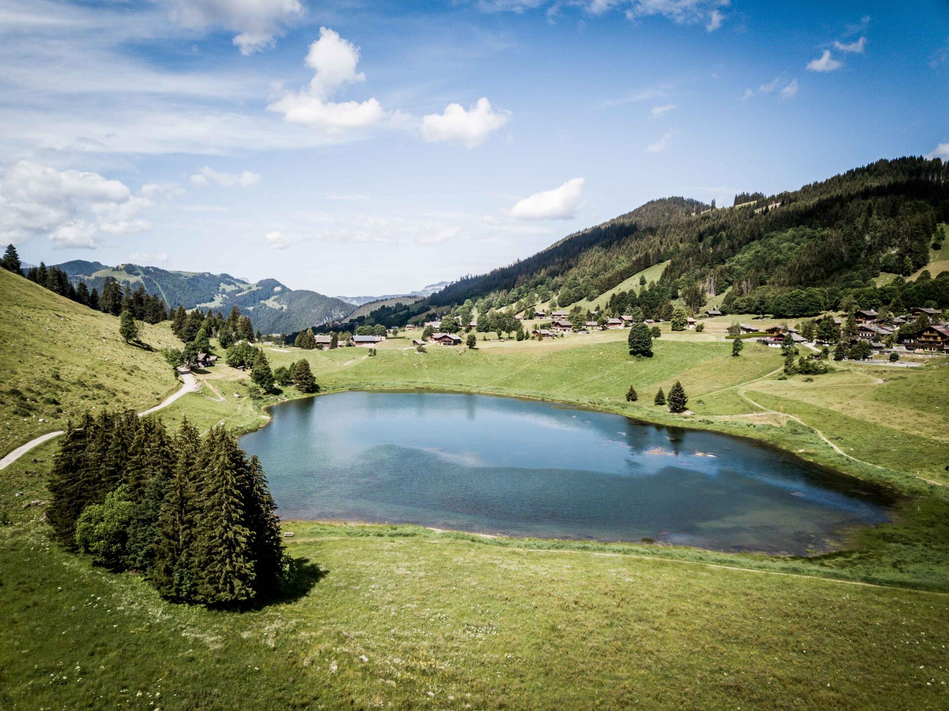 le Lac des Confins vu en été sous la chaine des Aravis