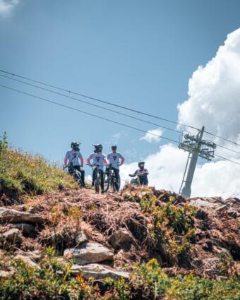 Groupe de cycliste à la montagne