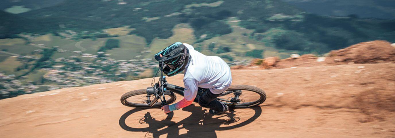 Vélo tout-terrain dans le Bike Park de La Clusaz en Haute-Savoie