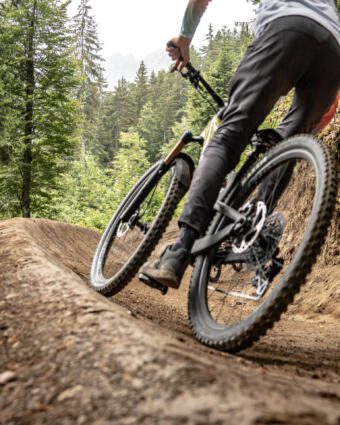 VTT sur la piste DH Greneche dans le Bike Park de La Clusaz