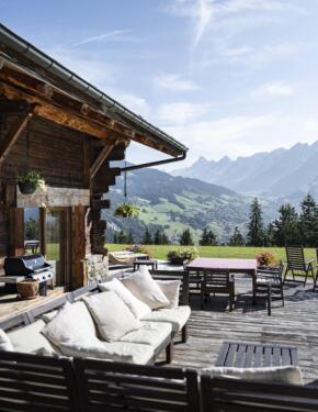 Chalet avec une terrasse à La Clusaz qui donne sur la montagne