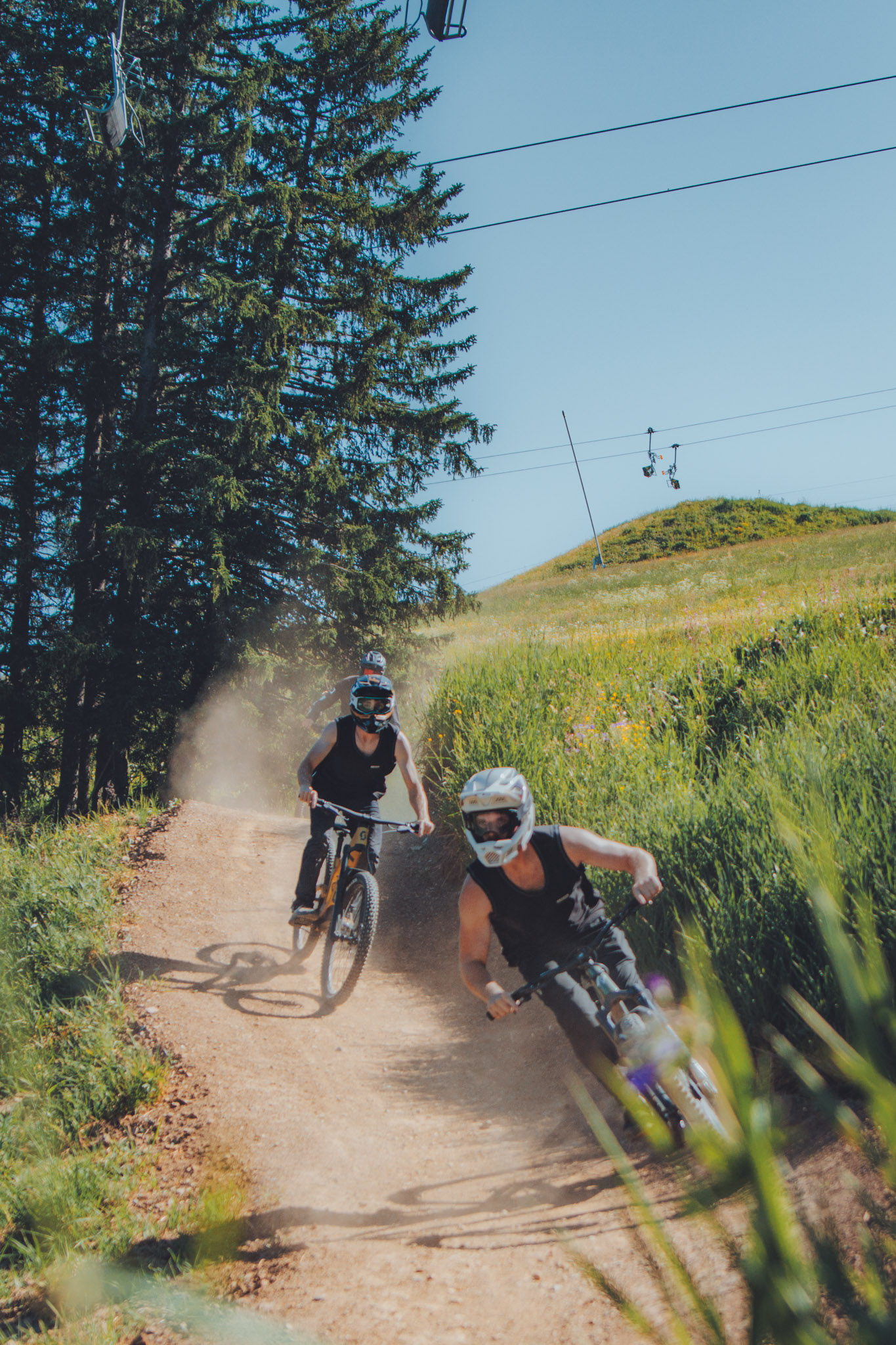 Piste verte DH avec des vtt en pleine action