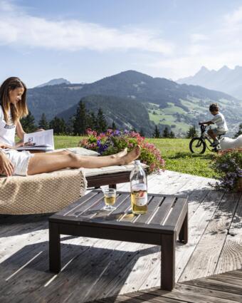 Chalet à La Clusaz avec vue sur les montagnes.
