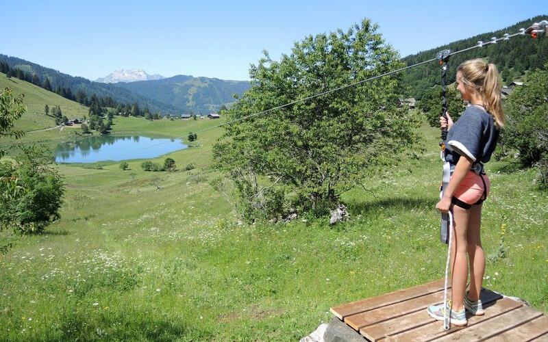 le Lac des Confins vu en été sous la chaine des Aravis